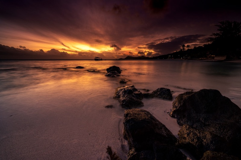 Rocas volc&aacute;nicas y atardecer en la costa del Pac&iacute;fico